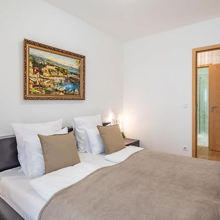 Homey Apartment With Ac And Balcony Budapest Eksteriør billede
