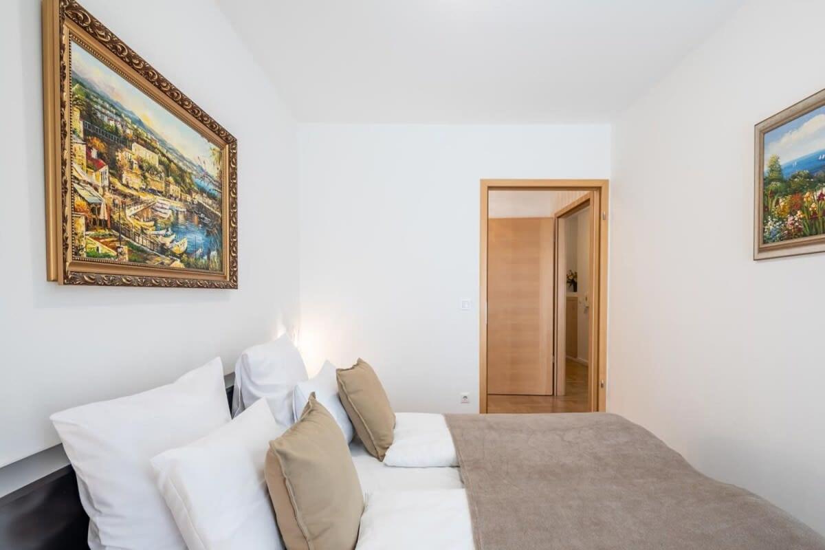 Homey Apartment With Ac And Balcony Budapest Eksteriør billede