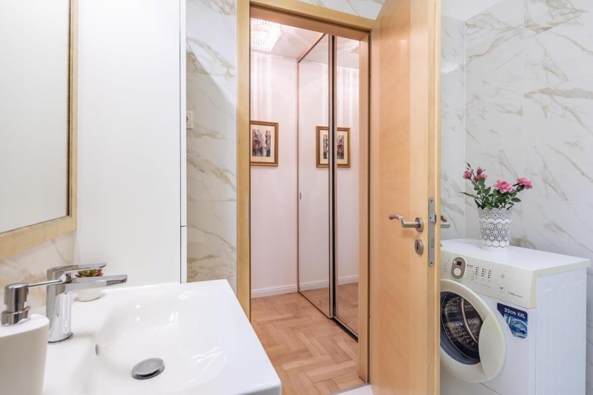 Homey Apartment With Ac And Balcony Budapest Eksteriør billede
