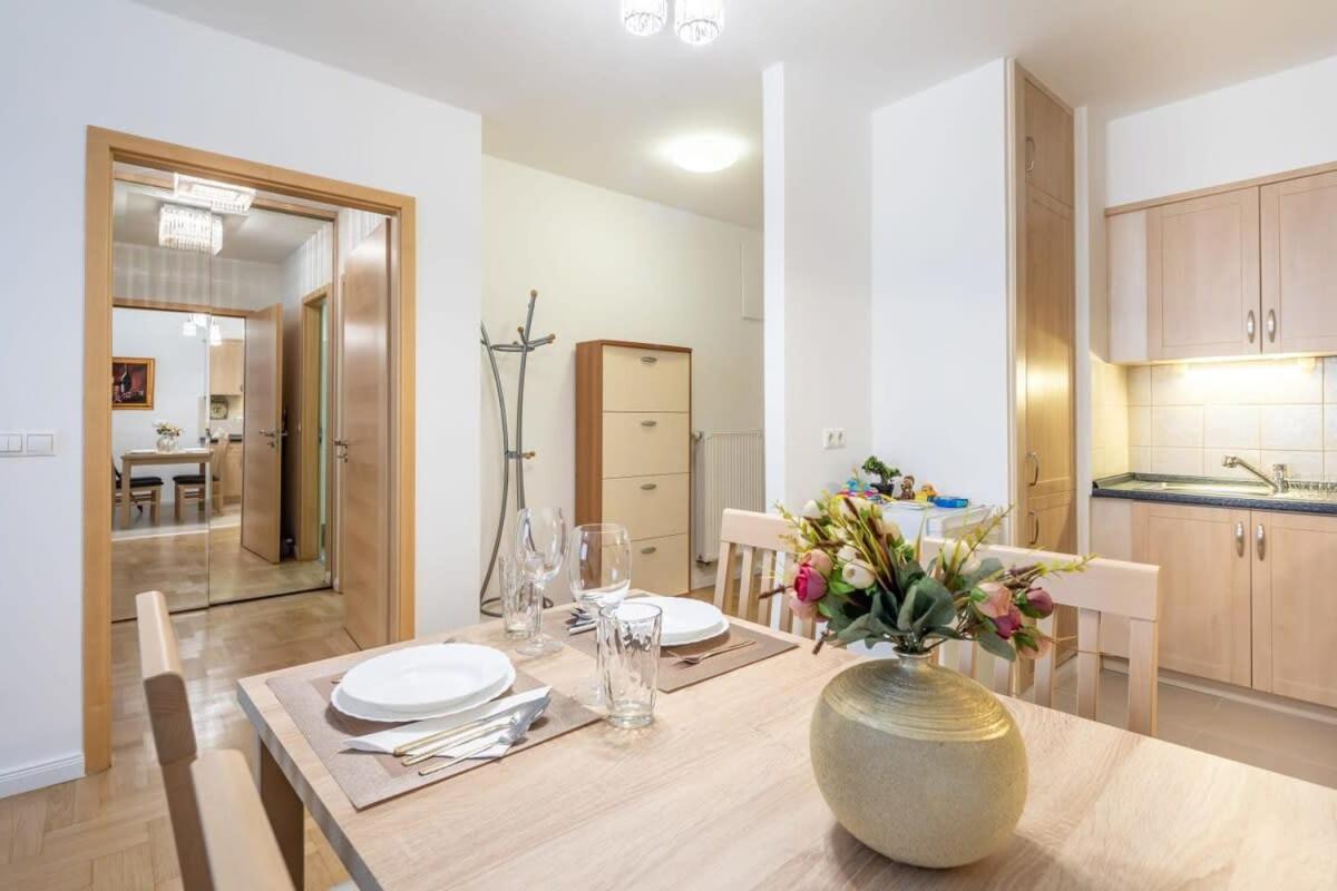 Homey Apartment With Ac And Balcony Budapest Eksteriør billede