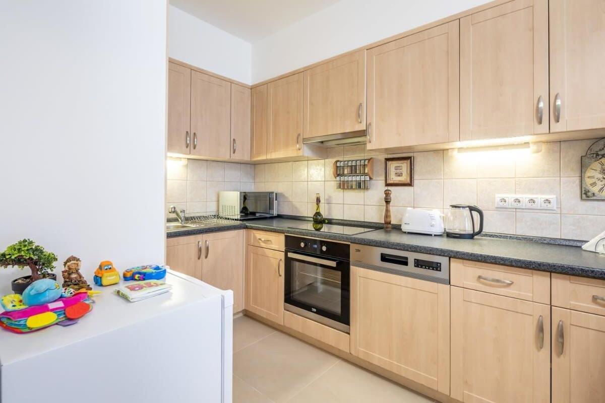 Homey Apartment With Ac And Balcony Budapest Eksteriør billede