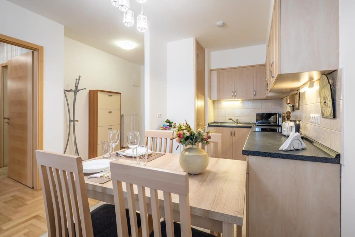 Homey Apartment With Ac And Balcony Budapest Eksteriør billede