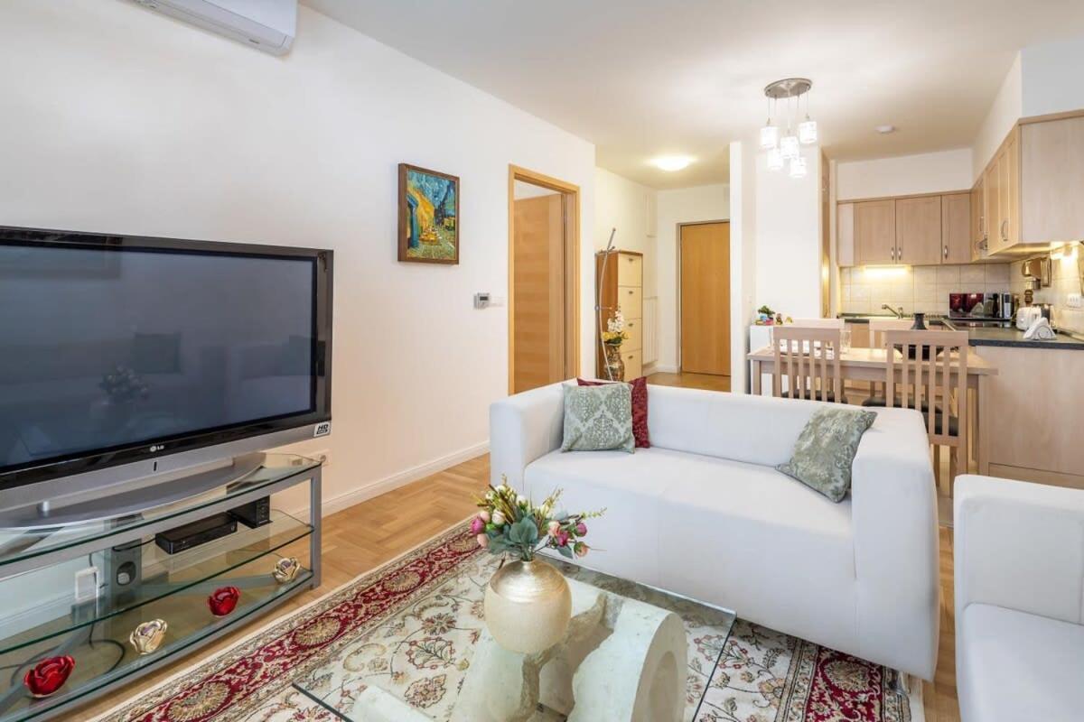 Homey Apartment With Ac And Balcony Budapest Eksteriør billede