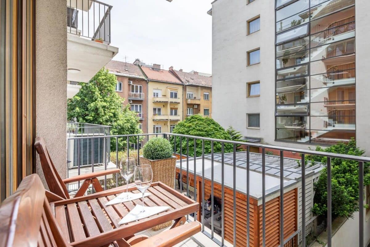 Homey Apartment With Ac And Balcony Budapest Eksteriør billede